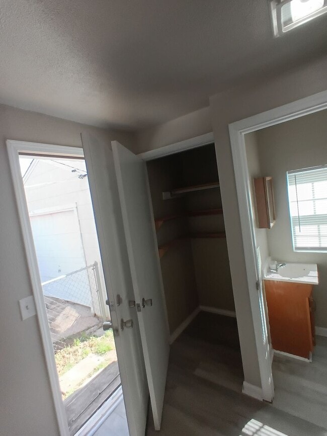 Building Photo - Lots of Space!