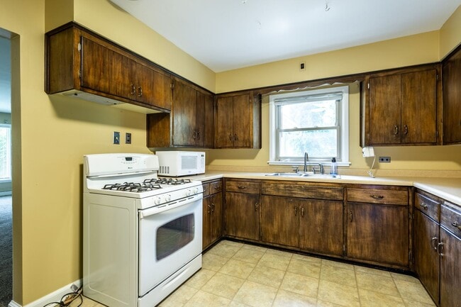 Building Photo - Come home to the serenity of Mequon-Thiensville