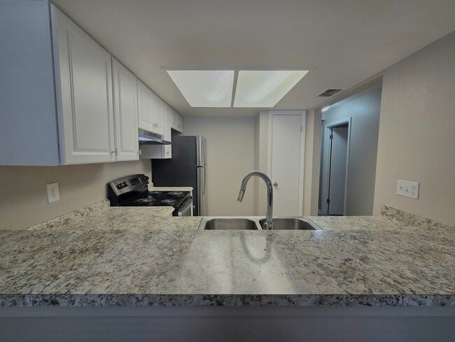 Building Photo - Beautiful 2 Bedroom, 2 Bathroom Apartment ...