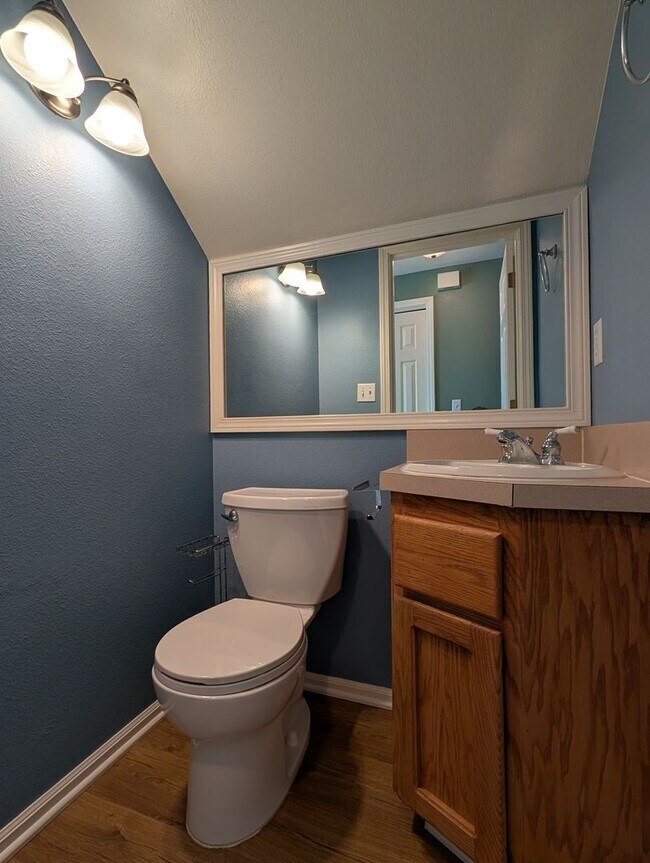 Building Photo - Spacious 3-Bedroom, 2.5-Bath Townhouse Near Churchill In Eugene!