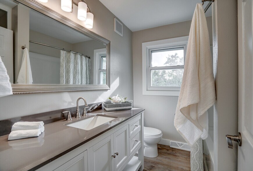 Full bath #1 - 4688 Capitol View Rd