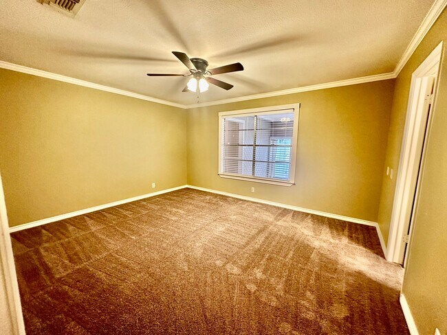 Building Photo - July Move-In Special - Fabulous 4/2 single...