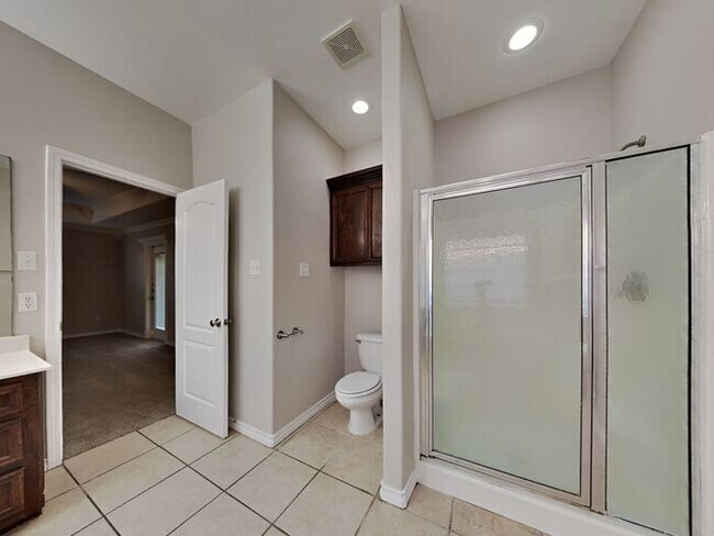 Building Photo - No Application Fees* $1000 Off 1st Month R...