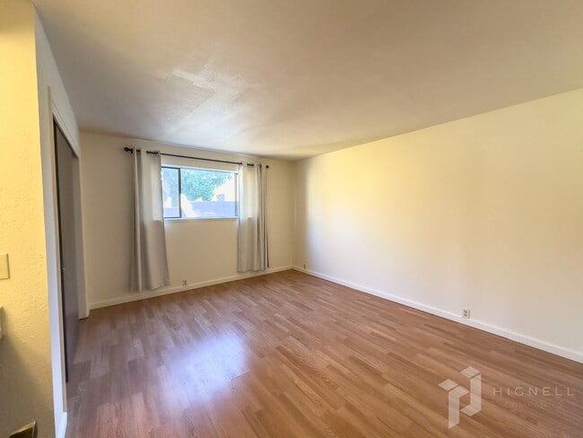 Building Photo - Apartment for Rent in Chico CA | Pool, Spa, Near Bidwell Park, Pet Friendly