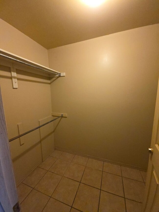 Building Photo - 1002 N Greenwich Ave