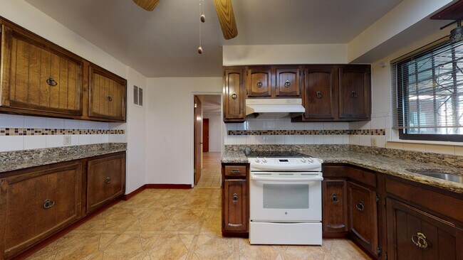 Building Photo - UPTOWN 3/BD 2/BA 1/CP WORKSHOP