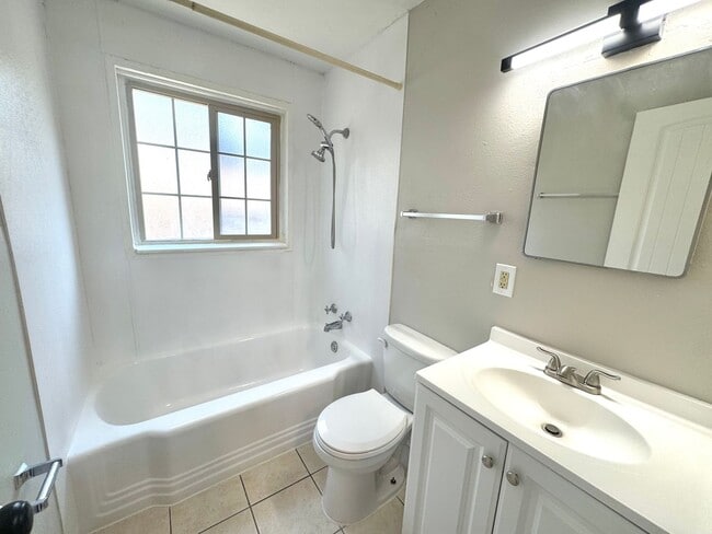 Building Photo - 458 Glen View Ct