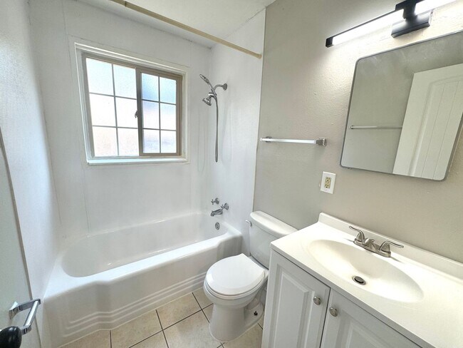Building Photo - 464-464 Glen View Ct