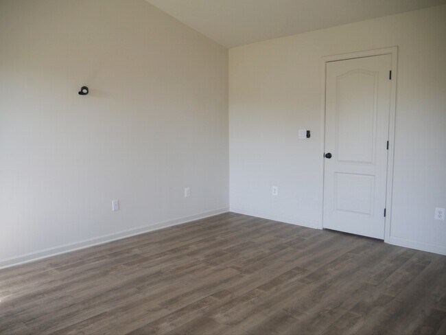 Building Photo - 2517 Drake Ln
