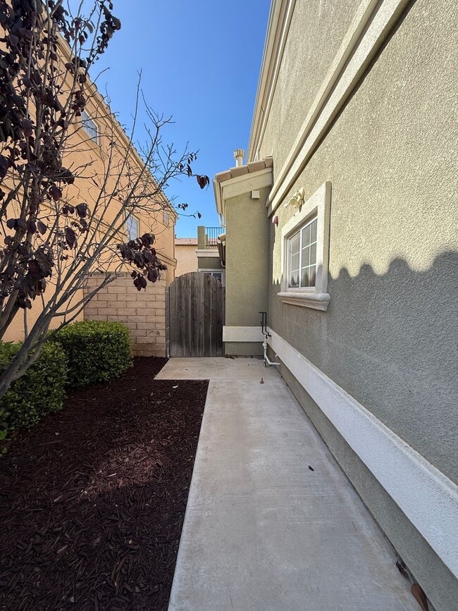 Building Photo - Centrally Located Large Two Story Home on ...