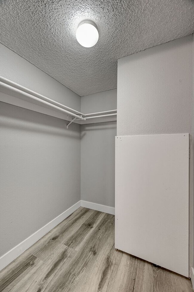 Building Photo - 1305 Kari Lee Ct