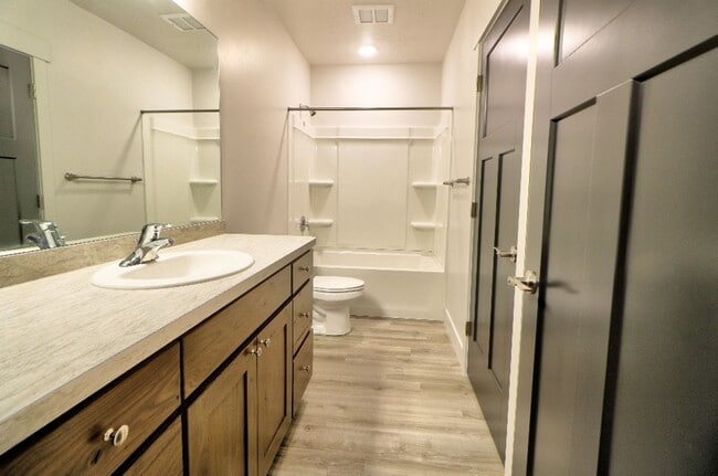 Building Photo - 2 Bedroom 1 Bathroom Apartment