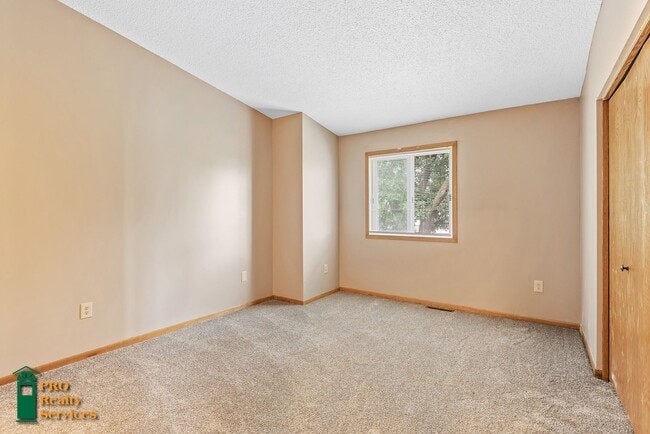 Building Photo - 3 Bedroom End Unit Townhouse