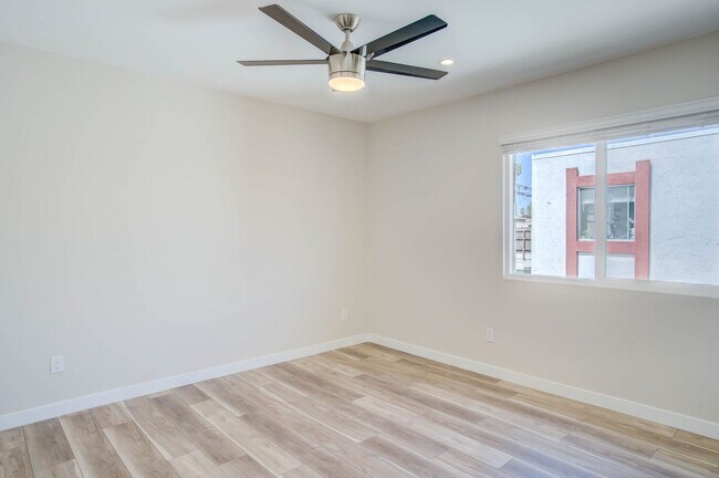 Building Photo - STUNNING UPGRADED UPSTAIRS 2BD/2BA UNIT IN...