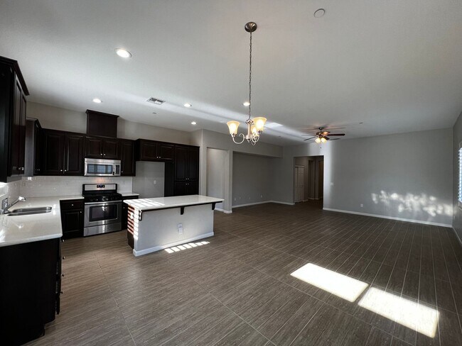 Building Photo - Beautiful 3 Bed, 2 Bath home in highly des...