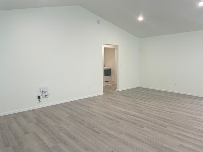 Building Photo - Single Level Freeland Home and Pet Friendly!