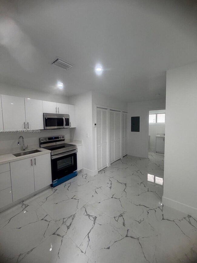 Building Photo - 2431 NW 23rd St