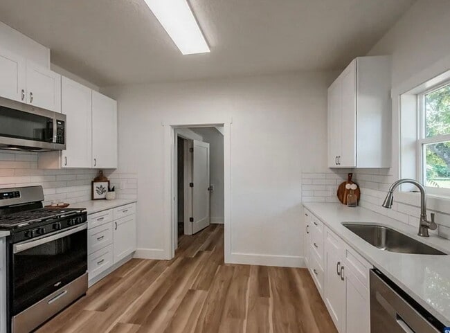 Building Photo - 3 Bedroom Home on Large Corner Lot!