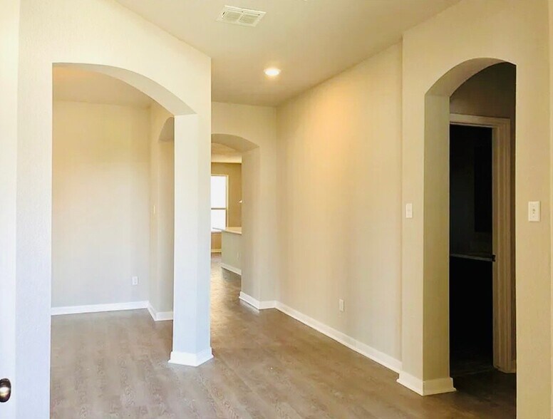 Building Photo - 2708 Beutel Rd