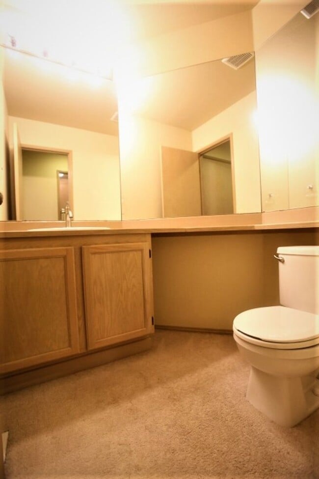 Building Photo - Beautiful 2 Story 3 Bed 2.5 Bath in Sammamish