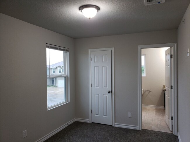 Building Photo - Townhome for rent