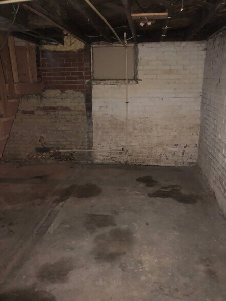 Building Photo - 327 E Stuart Ave