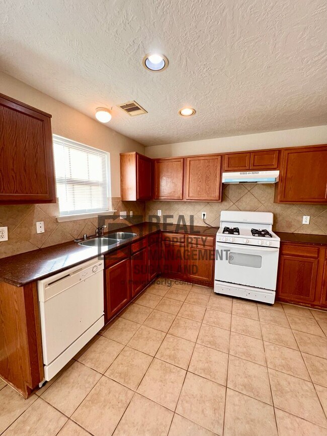 Building Photo - Gorgeous 4 Bed, 2.5 Bath Home in Prime Location!