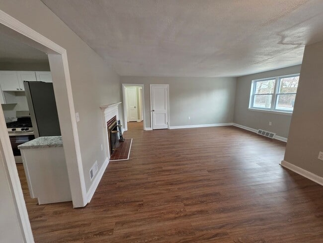 Building Photo - 8 W Chestnut Hill Rd