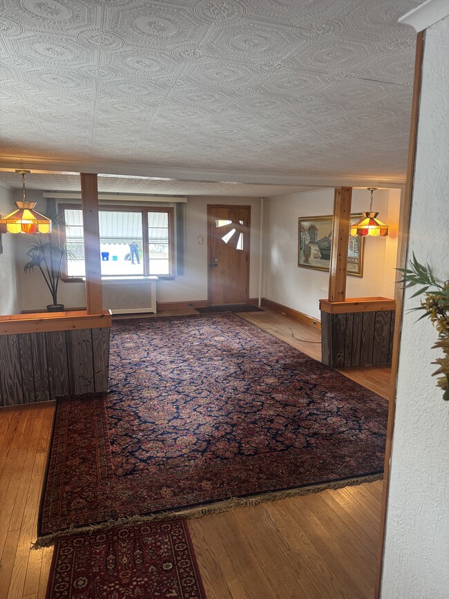 Building Photo - 257 Main St