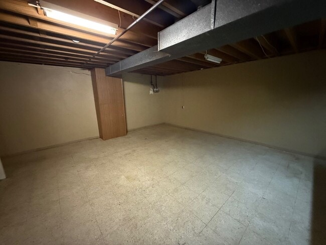 Building Photo - Charming 2-Bedroom Duplex with Modern Upda...