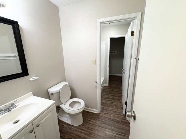 Building Photo - Welcome to this charming 2-bedroom, 1-bath...