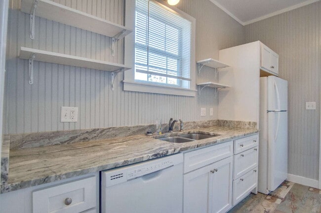 Building Photo - Charming 2-Bedroom Cottage Near Downtown P...