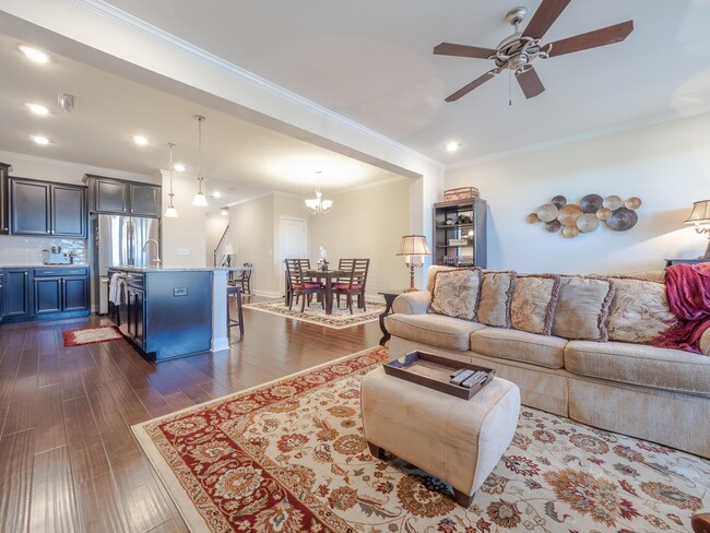 Building Photo - Gorgeous Luxury 3 Bedroom 2.5 Bath Townhom...