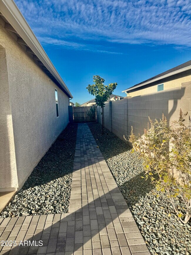 Building Photo - 5835 E Freesia Ln