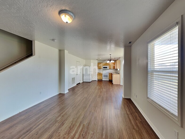 Building Photo - 1285 N Meadowhills Ave