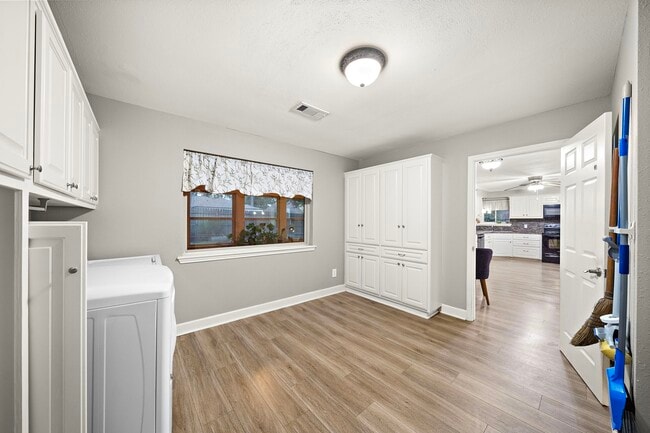 Building Photo - 10211 Cantertrot Dr