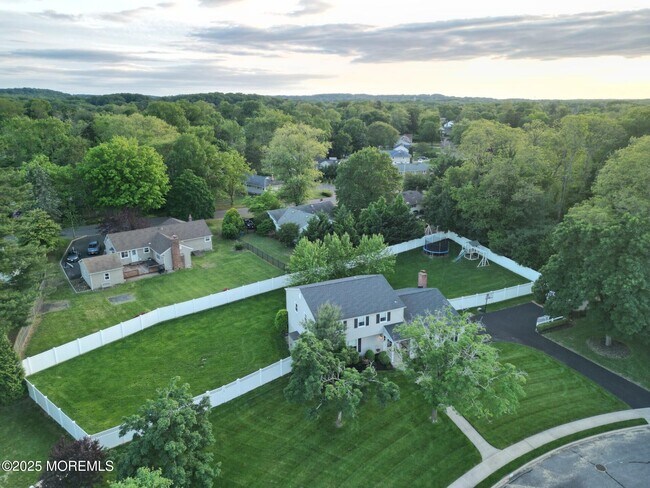 Building Photo - 17 Acorn Dr