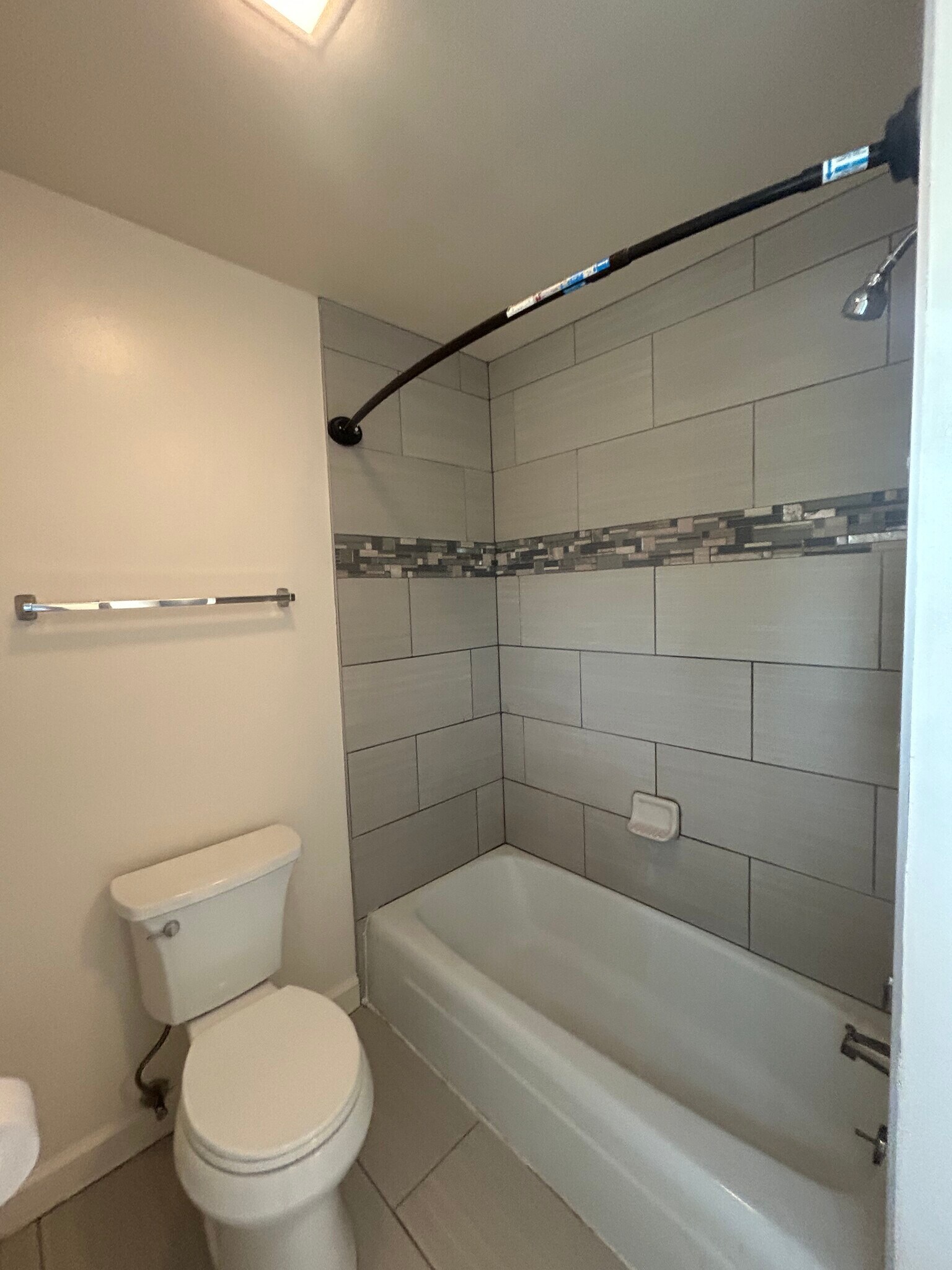 Main bath - 3001 Churchill Dr