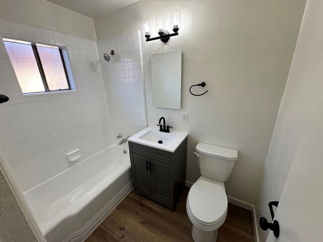 Building Photo - lang