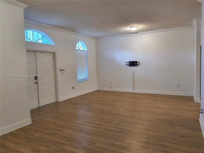 Building Photo - 440 SE 25th Dr