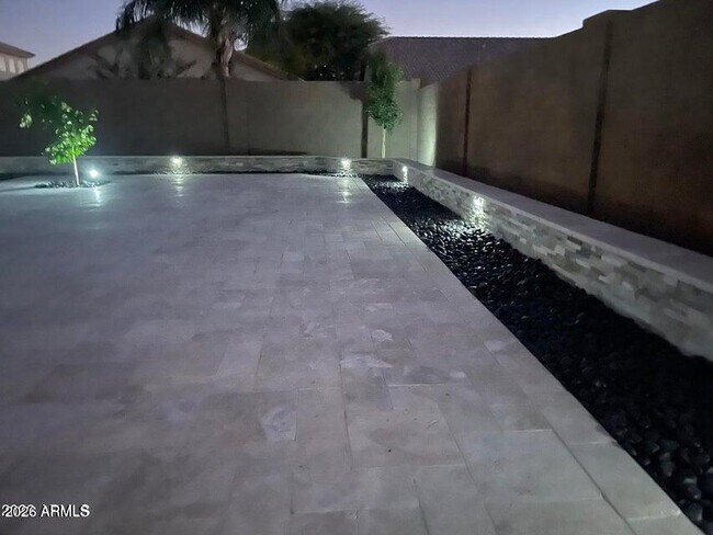 Building Photo - 9115 W Glenrosa Ave