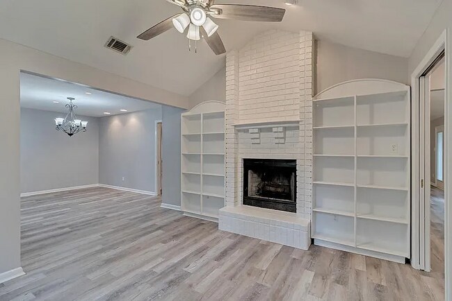 Building Photo - Beautiful 4 Bedroom Home, Available in Dec...