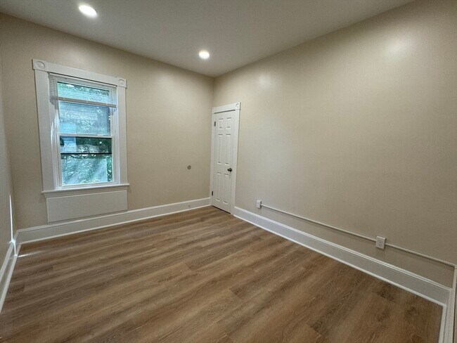 Building Photo - 180 Richmond St