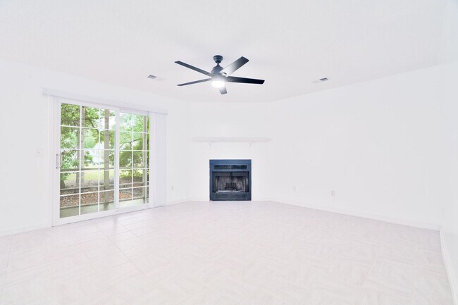 Building Photo - Low-Maintenance Living in Gated Park at Ri...