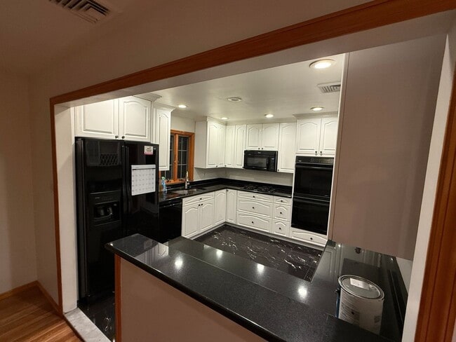 Building Photo - Charming 3BR apartment in East Meadow