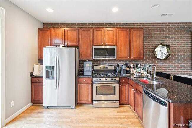 Building Photo - 537 Lewis St