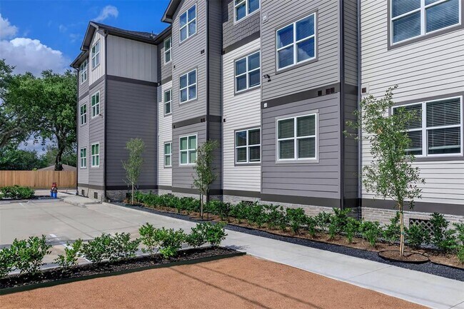 Building Photo - 1620 Oak Tree Dr