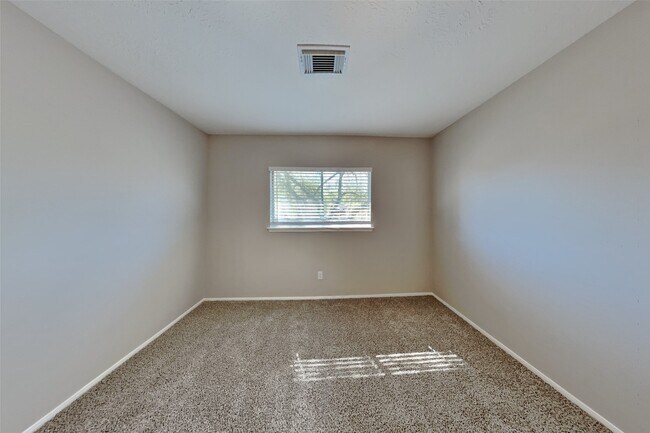 Building Photo - 814 Hyacinth Pl