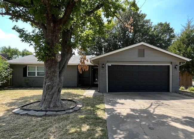 Primary Photo - 3 bedroom in Broken Arrow!