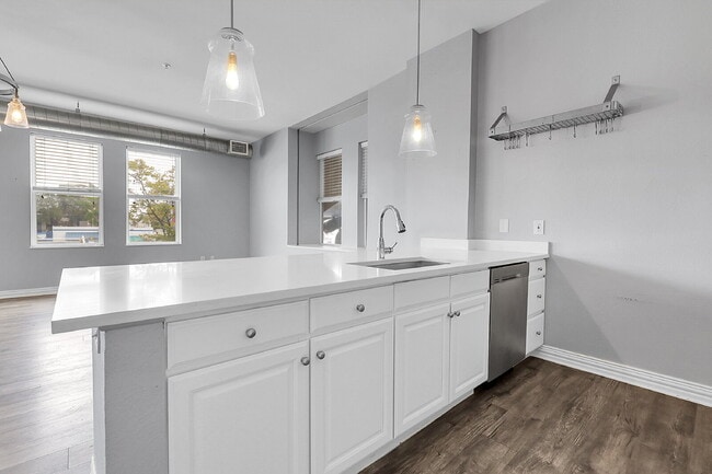 Building Photo - $1,880 - 1 Bed, 1 Bath Condo in Denver in ...